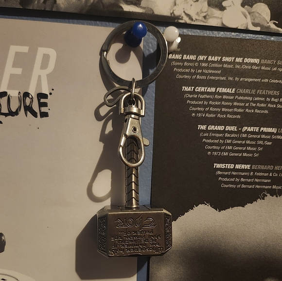 Official Marvel Thor Mjolnir Keychain - Picture 3 of 5